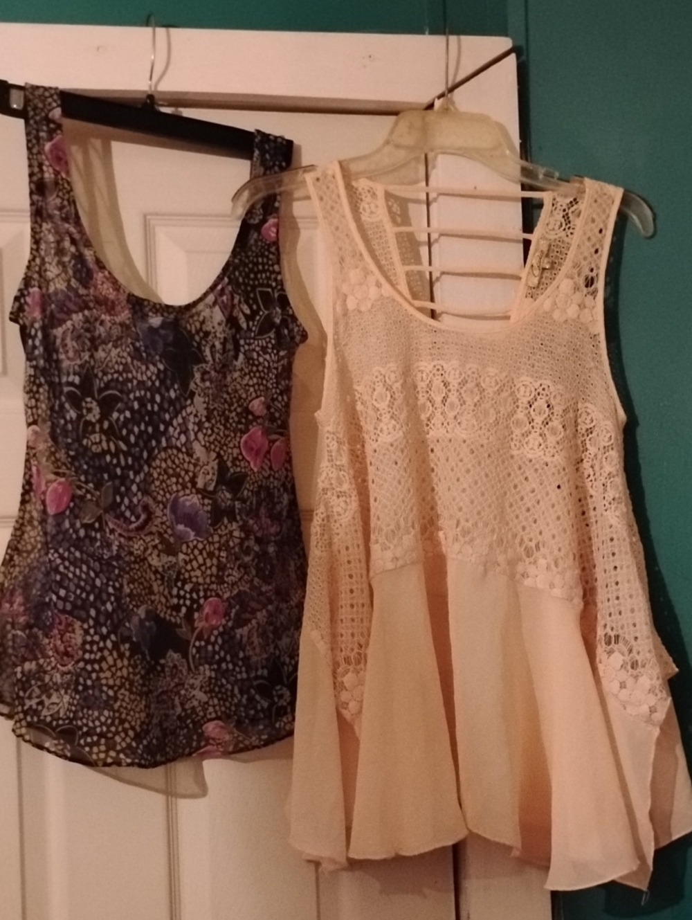 2#Floral Print Sleeveless Top & Cream Crochet Tank Duo